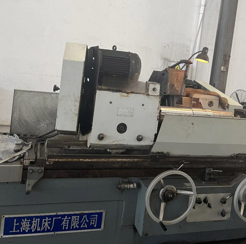 High-precision universal cylindrical grinding machine