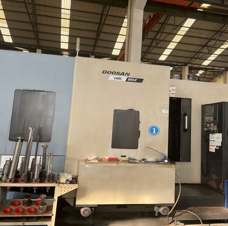 Horizontal machining center