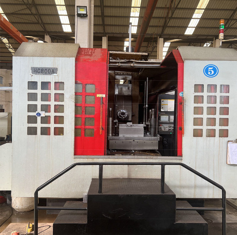 Horizontal machining center