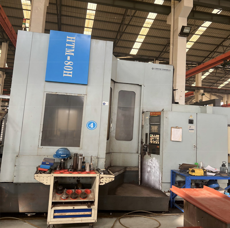 Horizontal machining center